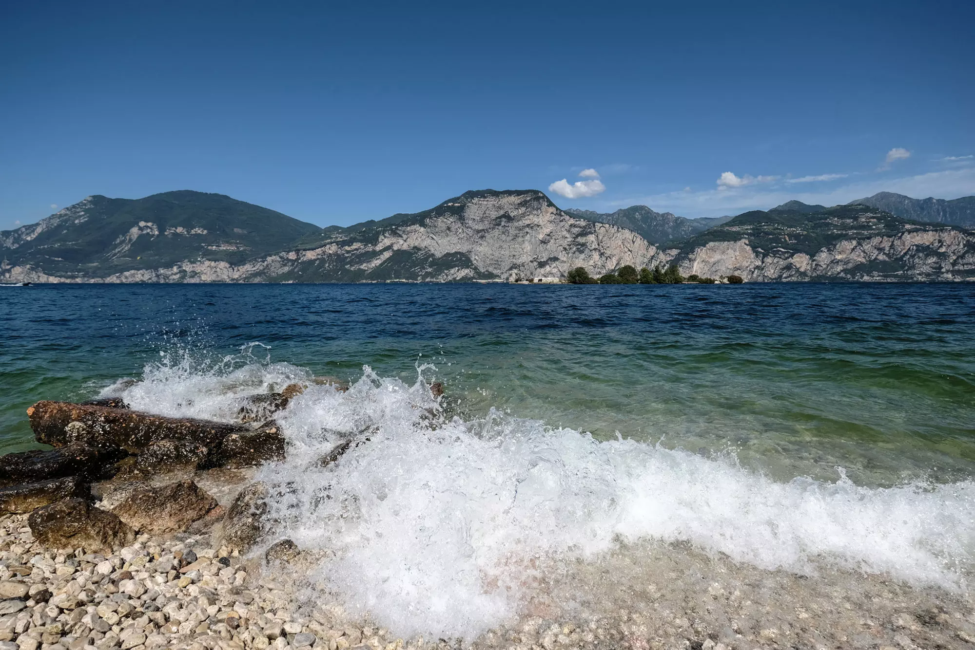 Die Schönheit der felsigen Strände und des klaren Wassers in Brenzone am Gardasee