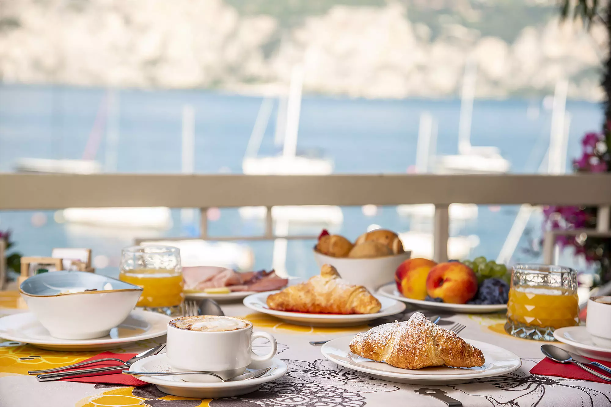 Frühstück mit Obst Hörnchen cappuccino und frish gepresstem Saft im Hotel Firenze am Gardasee mit Halbpension