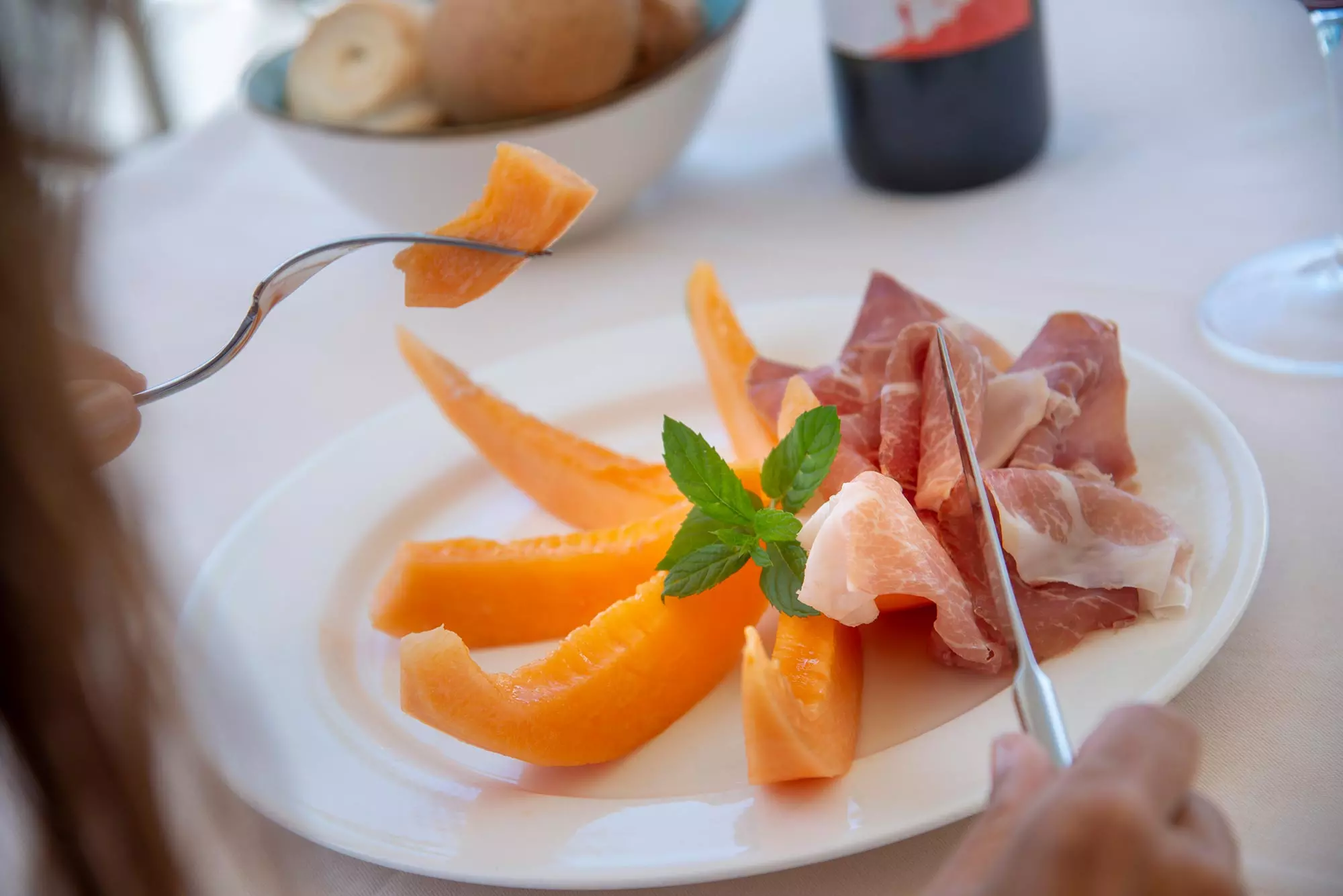 Vorspeise mit Rohschinken und Melone im Hotel Firenze am Gardasee mit Halbpension